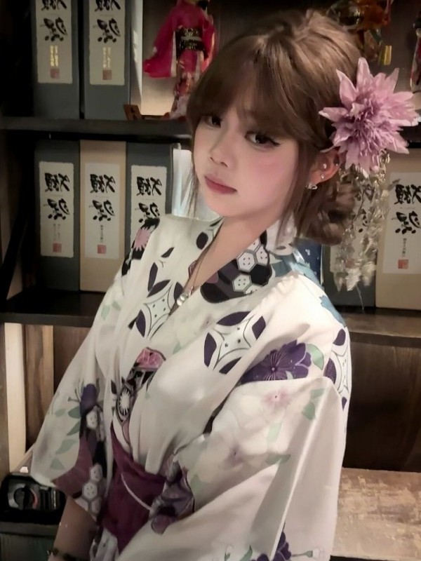 Traditioneller Lila Kimono-Bad – Japanese Women Formal Wear Bewertung und Preis