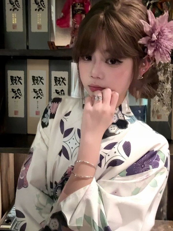 Traditioneller Lila Kimono-Bad – Japanese Women Formal Wear Bewertung und Preis
